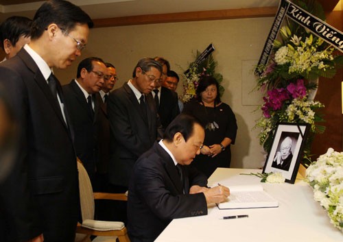 HCMC leaders pay tribute to late Singaporean PM Lee Kuan Yew - ảnh 1